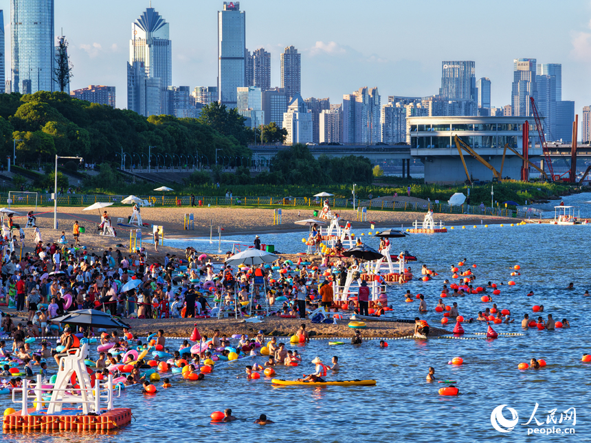 市民游客在南昌市摩天灣天然泳場消暑納涼。人民網記者 毛思遠攝