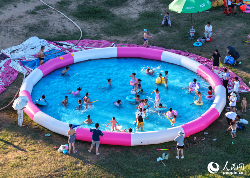 孩子們在泳場配套的水池戲水。人民網記者 毛思遠攝