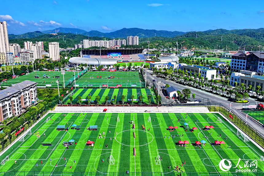 江西定南（國家）青少年足球訓練中心，各地前來參加夏季訓練營的足球小將們在場上訓練、比賽。人民網 朱海鵬攝