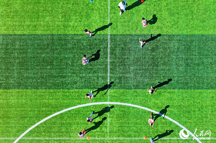 江西定南（國家）青少年足球訓練中心，各地前來參加夏季訓練營的足球小將們在場上訓練、比賽。人民網 朱海鵬攝