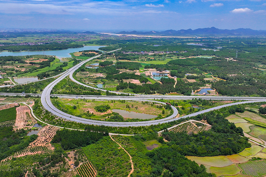 江西省撫州市臨川區嵩湖鄉境內的撫州東外環高速與撫吉高速樞紐四通八達。郭昊攝