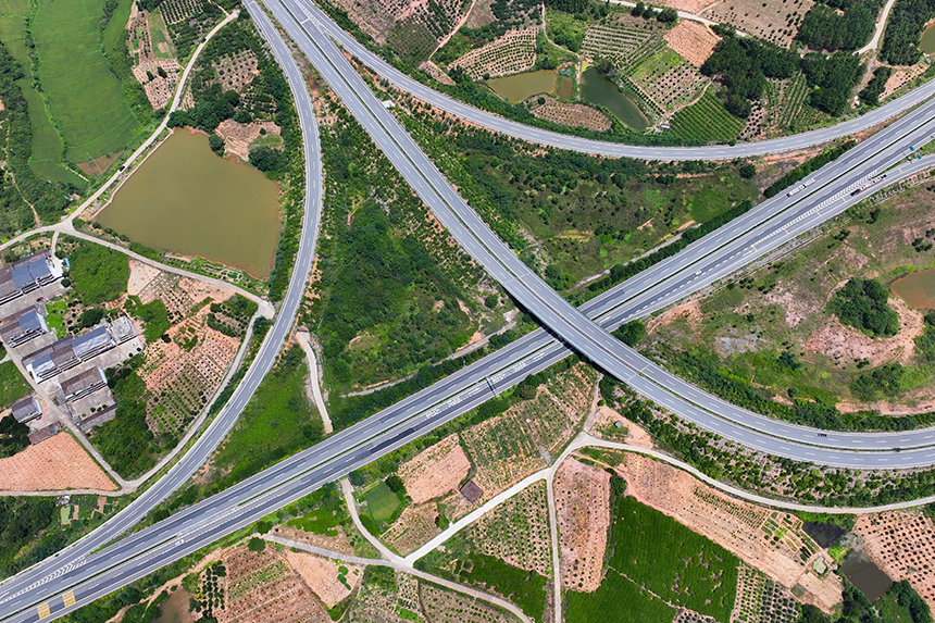 江西省撫州市臨川區嵩湖鄉境內的撫州東外環高速與撫吉高速樞紐四通八達。郭昊攝