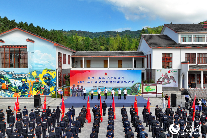 2025江西公安特警拉動演練活動現場。人民網 朱海鵬攝