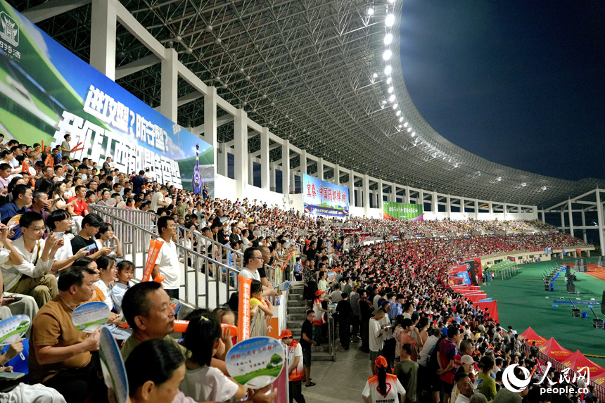 近萬名球迷到場觀戰，賽場氣氛拉滿。人民網 涂詩軒攝
