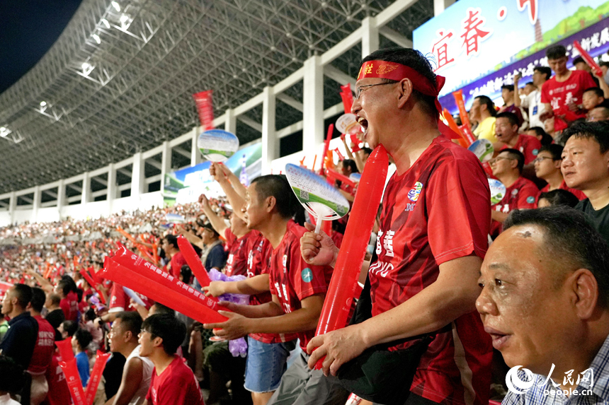 球迷在看臺為球隊加油助威。人民網 涂詩軒攝