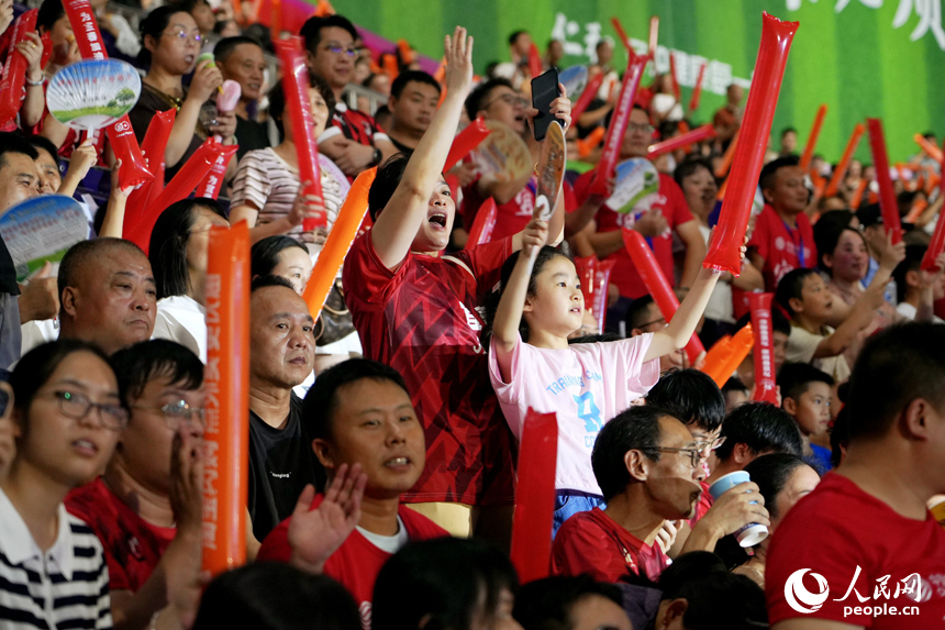 球迷在看臺為球隊加油助威。人民網 涂詩軒攝