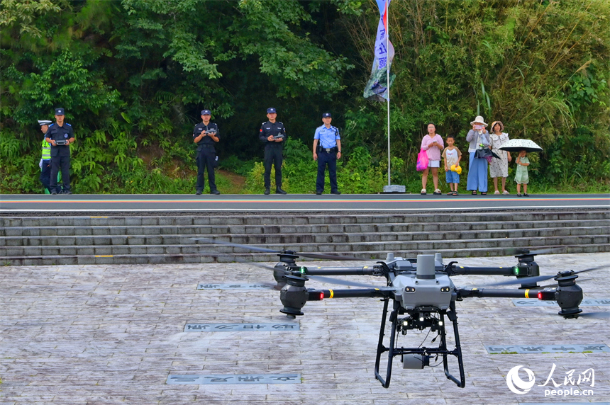 贛州市安遠縣三百山，公安特警在進行實戰化拉動演練。人民網 朱海鵬攝