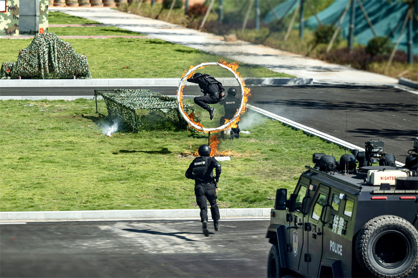 贛州市安遠縣，公安特警在進行“虔鋒突擊”綜合演練。安萱攝