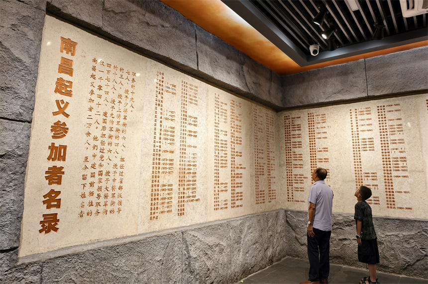 游客們仔細端詳南昌起義參加者名錄。人民網記者 時雨攝