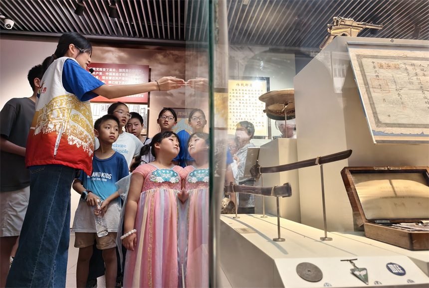 志愿者為游客講解展陳的革命文物。人民網記者 時雨攝