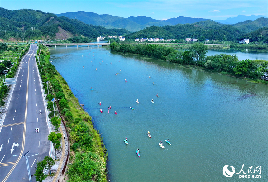 贛州市崇義縣過埠鎮的贛州小漓江，許多槳板運動愛好者在水上劃行競技。人民網 朱海鵬攝