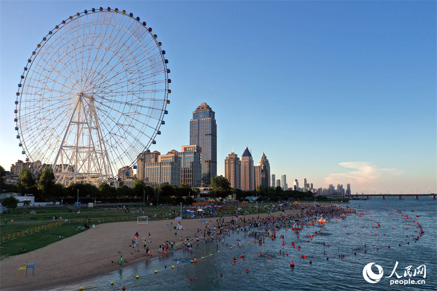 市民和游客在摩天灣的天然泳場戲水納涼。人民網記者 時雨攝