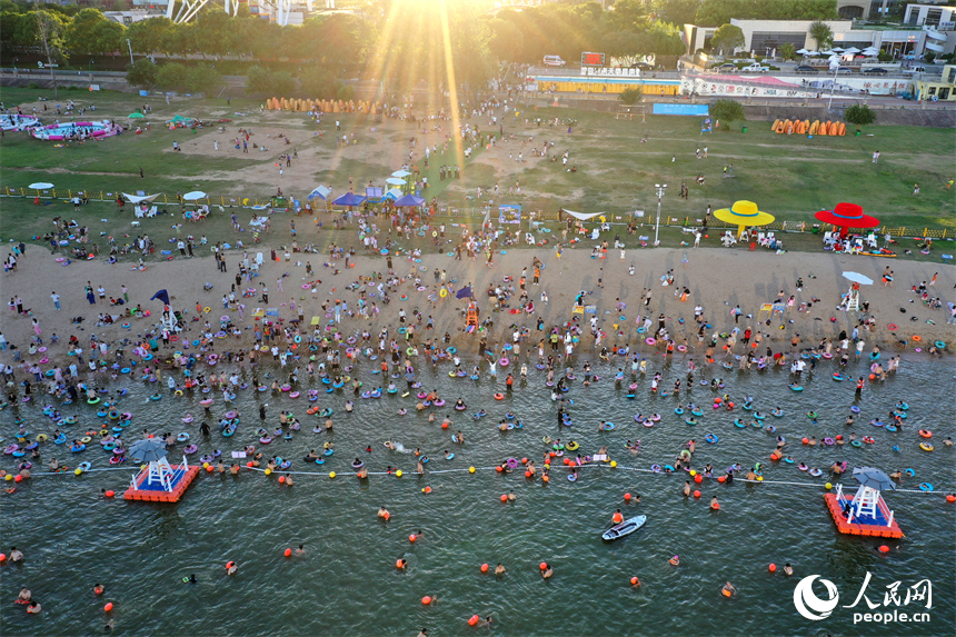 市民和游客在摩天灣的天然泳場戲水納涼。人民網記者 時雨攝