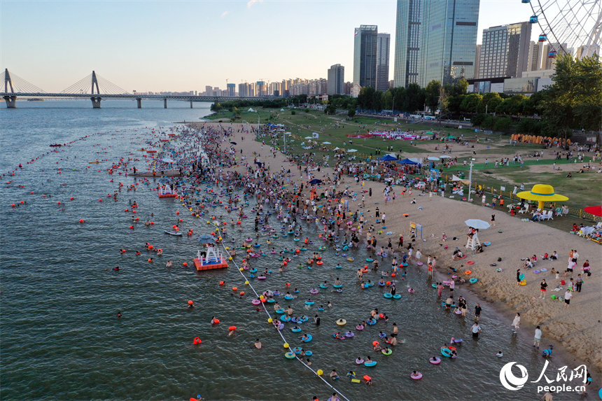 市民和游客在摩天灣的天然泳場戲水納涼。人民網記者 時雨攝
