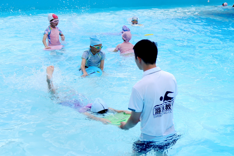 孩子們在游泳教練的指導下學習游泳技能。陳旗海攝