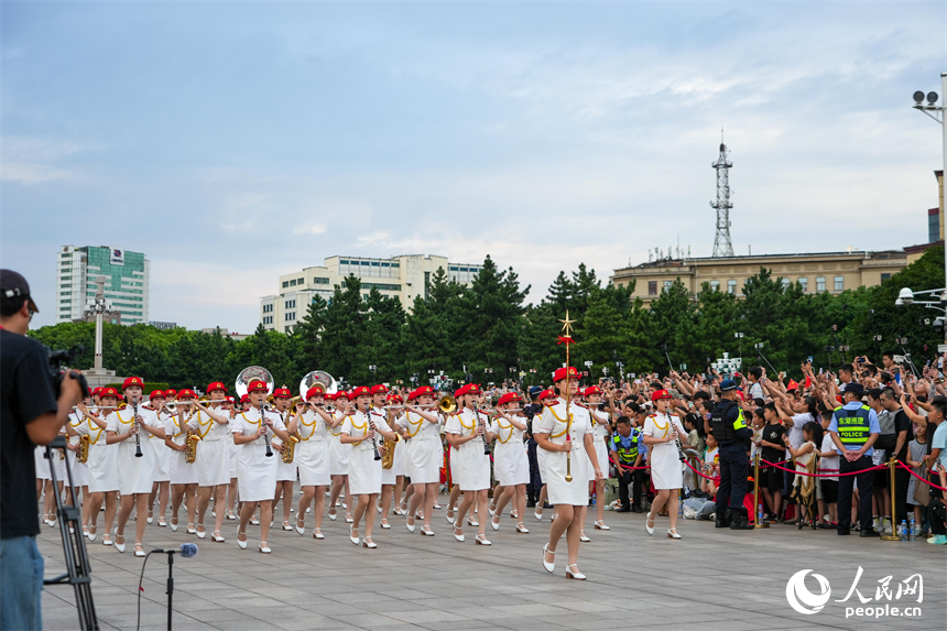 江西師范大學女大學生軍樂團，進行行進式演奏。人民網 涂詩軒攝