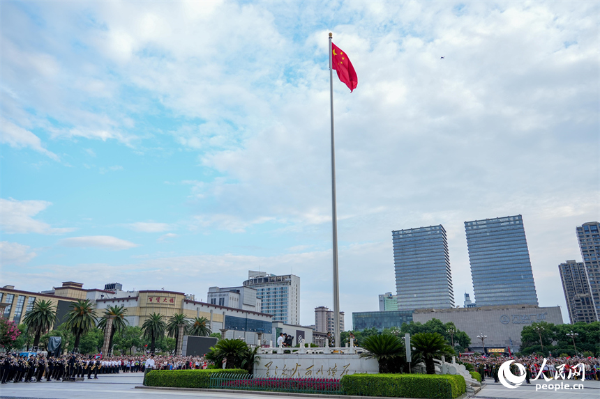 數萬名市民游客共同見證五星紅旗冉冉升起。人民網 涂詩軒攝