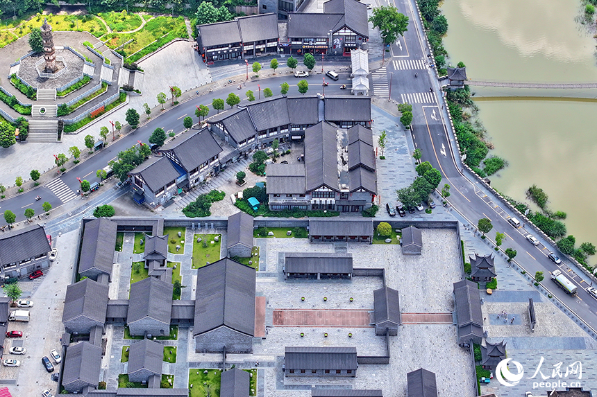 贛州市大余縣城的南安府衙，不少游客前來參觀游覽。人民網 朱海鵬攝