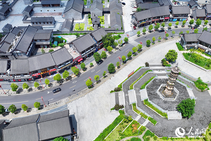 贛州市大余縣城的南安府衙，不少游客前來參觀游覽。人民網 朱海鵬攝