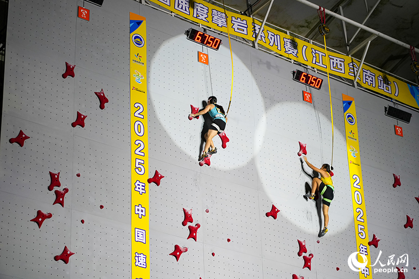 攀巖賽場之上，運動員正拼盡全力向上攀爬。 人民網 涂詩軒攝