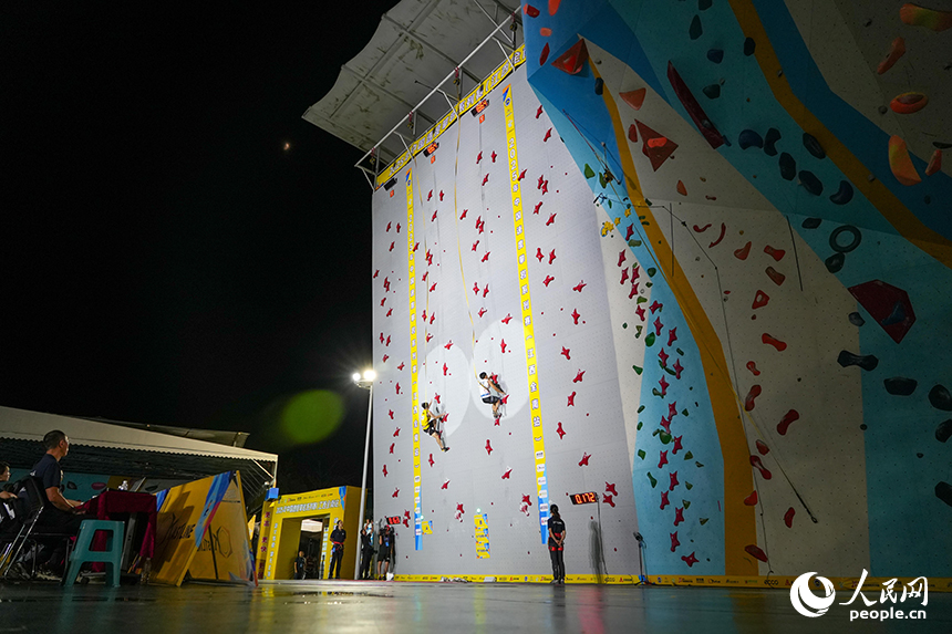 攀巖賽場之上，運動員正拼盡全力向上攀爬。 人民網 涂詩軒攝