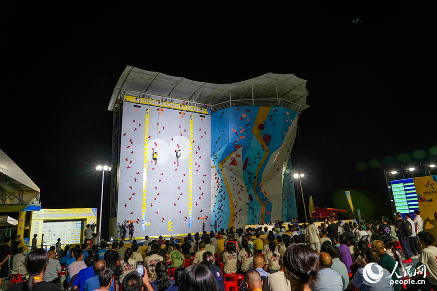 攀巖賽場之上，運動員正拼盡全力向上攀爬。 人民網 涂詩軒攝