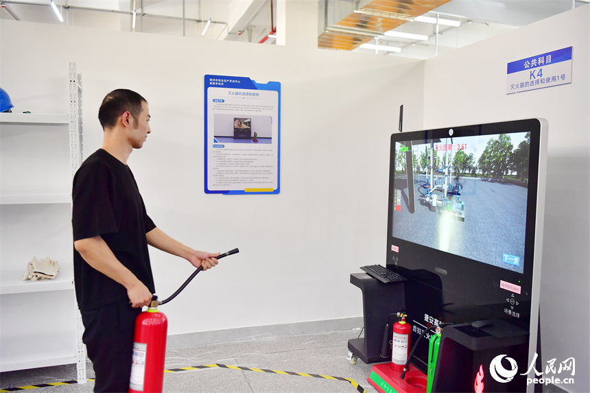 學員正在進行公共科目實操考試。人民網記者 時雨攝