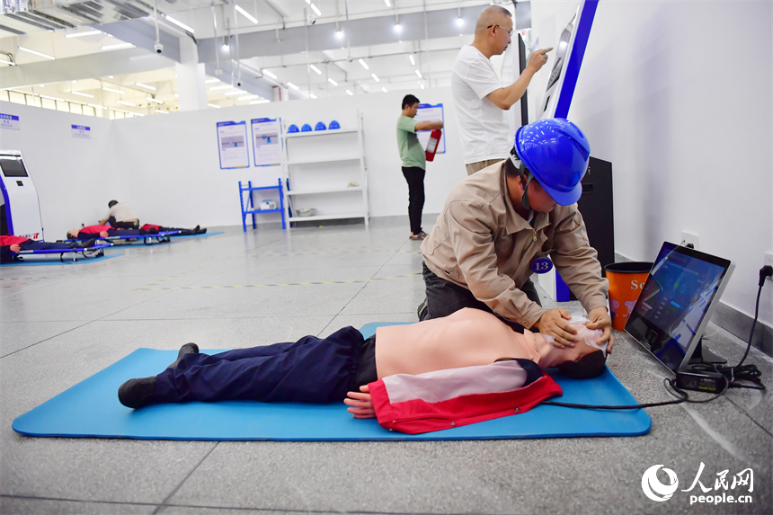 學員正在進行急救考試。人民網記者 時雨攝