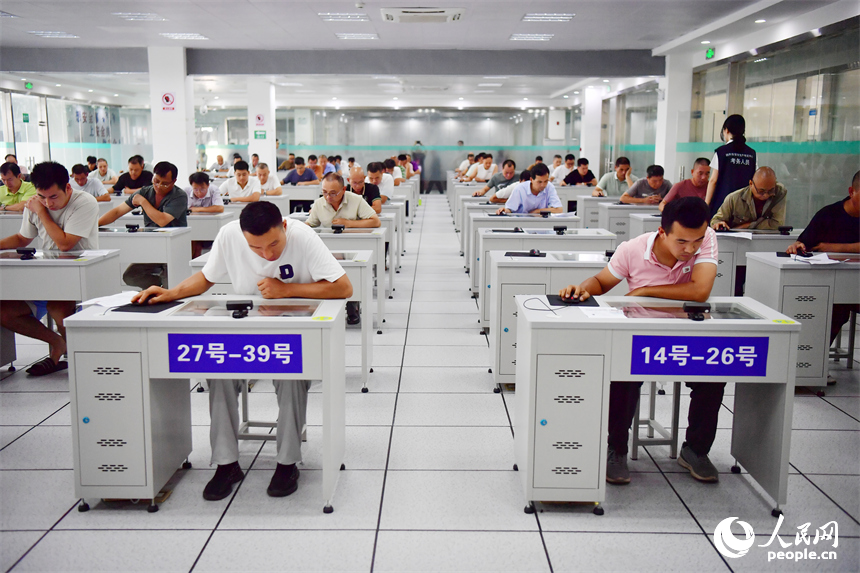 學員正在進行安全生產理論考試。人民網記者 時雨攝