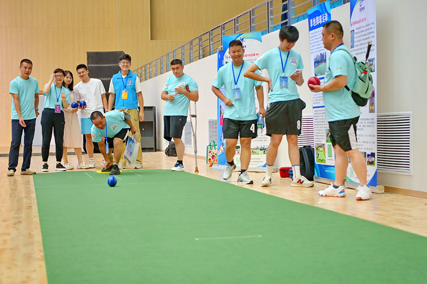 第15屆殘疾人健身周全國啟動活動暨2025年全民健身日殘疾人主場活動現場，殘障人士在展示康復健身和競賽互動項目。人民網 朱海鵬攝