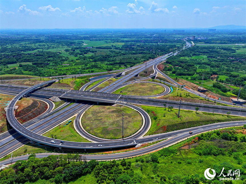 南昌市紅谷灘區，新建成的楓生快速路互通立交樞紐上的車輛往來疾馳。人民網 朱海鵬攝