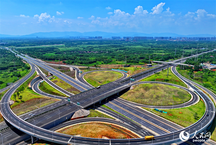 南昌市紅谷灘區，新建成的楓生快速路互通立交樞紐上的車輛往來疾馳。人民網 朱海鵬攝