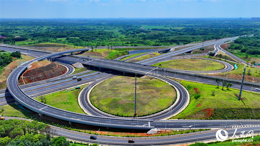南昌市紅谷灘區，新建成的楓生快速路互通立交樞紐上的車輛往來疾馳。人民網 朱海鵬攝