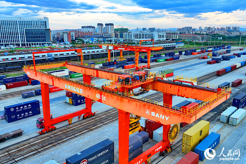 贛州市贛州國際陸港，吊裝設備在裝運進出口貨物集裝箱，貨場一派繁忙景象。人民網 朱海鵬攝
