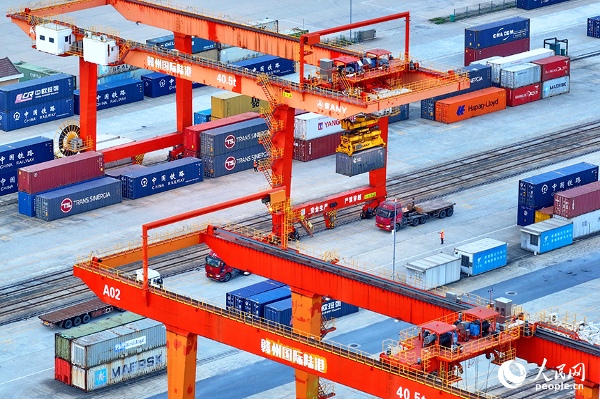 贛州市贛州國際陸港，吊裝設備在裝運進出口貨物集裝箱，貨場一派繁忙景象。人民網 朱海鵬攝