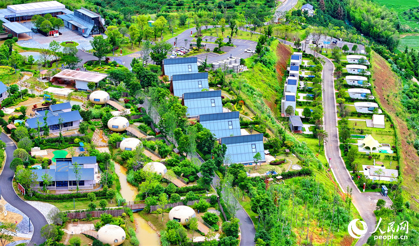 贛州市崇義縣鉛廠鎮石河底村，鱗次櫛比的鋁制裝配式民宿建筑造型獨特，吸引不少游客前來體驗游玩。人民網 朱海鵬攝