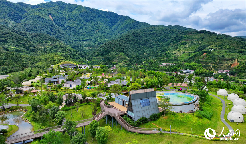 贛州市崇義縣鉛廠鎮石河底村，鱗次櫛比的鋁制裝配式民宿建筑造型獨特，吸引不少游客前來體驗游玩。人民網 朱海鵬攝