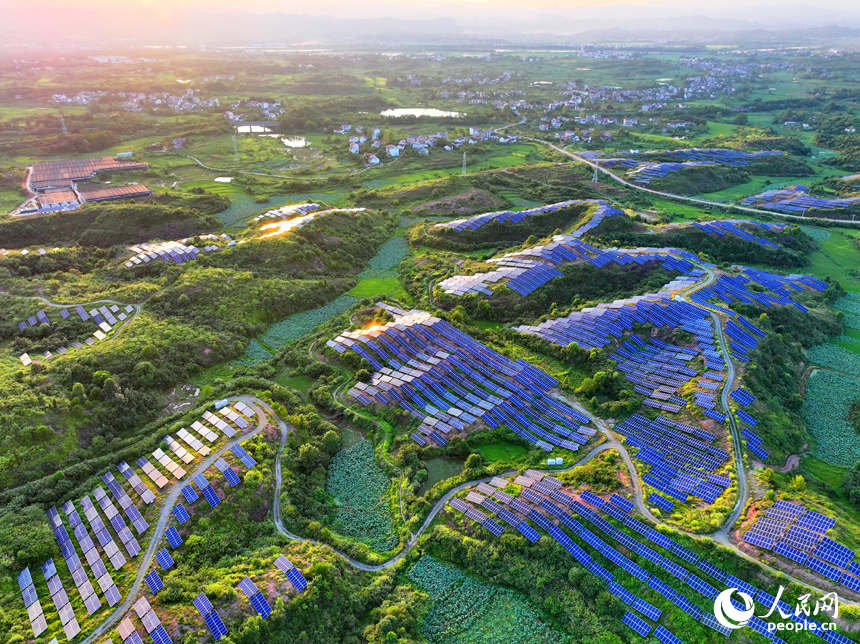 一塊塊的光伏發電板錯落分布，空中俯瞰，蔚為壯觀。人民網 朱海鵬攝