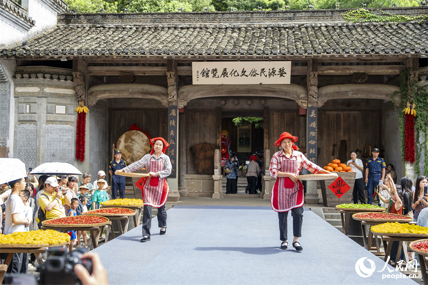 游客在觀看農耕民俗T臺秀。人民網 朱海鵬攝