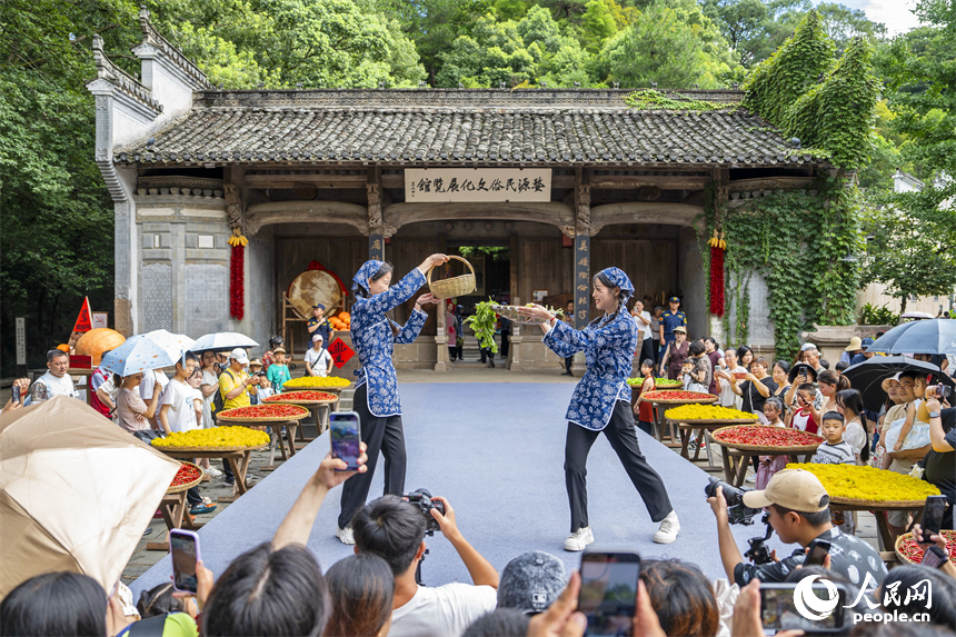 游客在觀看農耕民俗T臺秀。人民網 朱海鵬攝