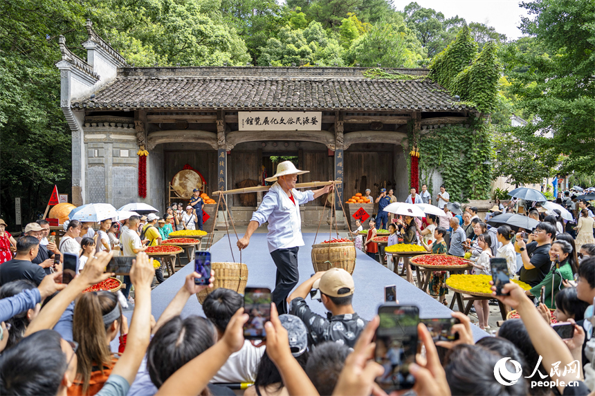 游客在觀看農耕民俗T臺秀。人民網 朱海鵬攝