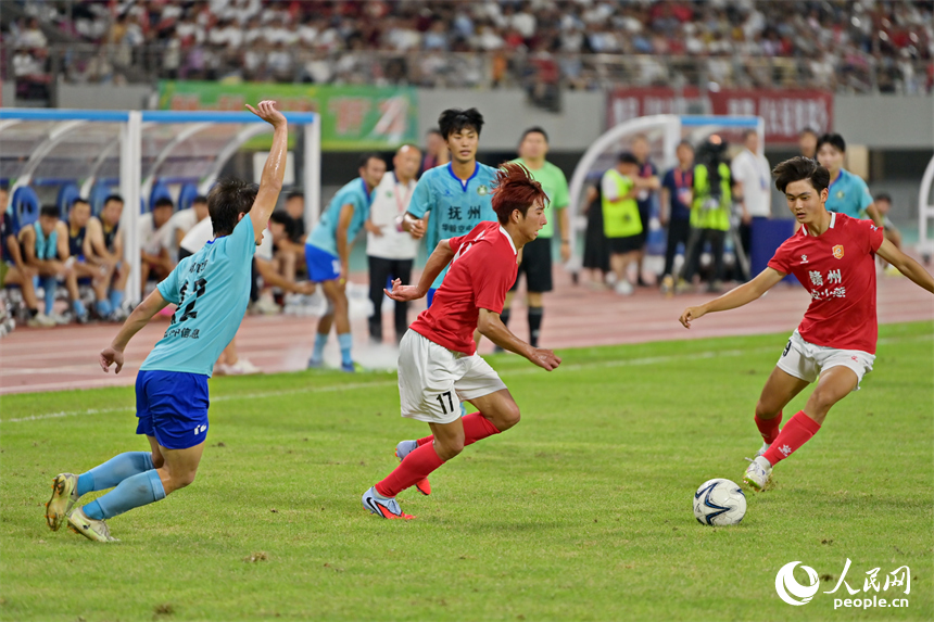 比賽精彩瞬間。人民網 朱海鵬攝