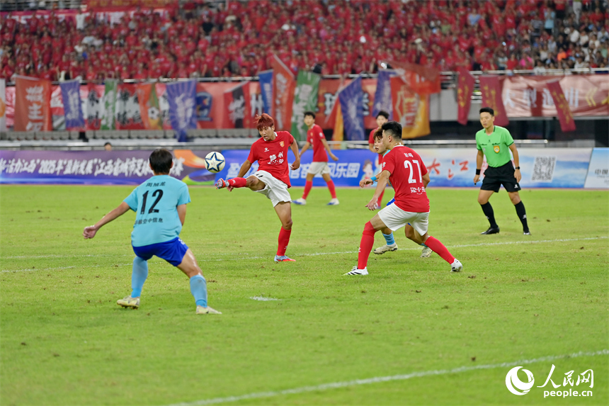 比賽精彩瞬間。人民網 朱海鵬攝