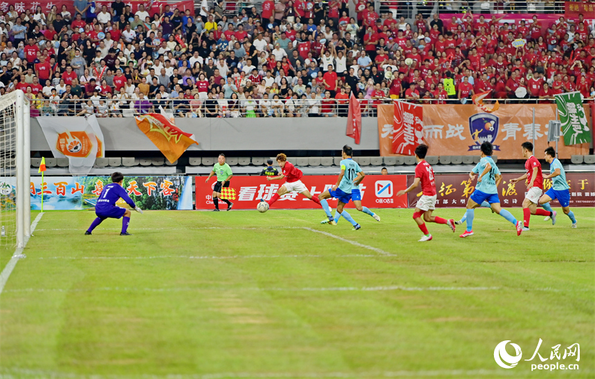 比賽精彩瞬間。人民網 朱海鵬攝