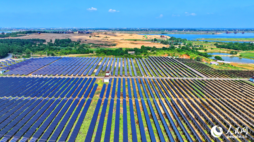南昌市紅谷灘區厚田鎮的一處光伏發電站，連片安裝的光伏發電板整齊排列，源源不斷地向電網輸送電能。人民網 朱海鵬攝