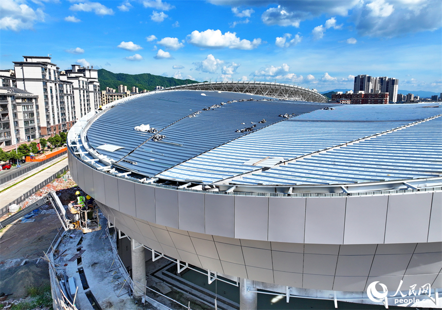 贛州市石城縣西城體育中心項目建設現場，工人冒著高溫在安裝體育場館外立面鋁板。人民網 朱海鵬攝