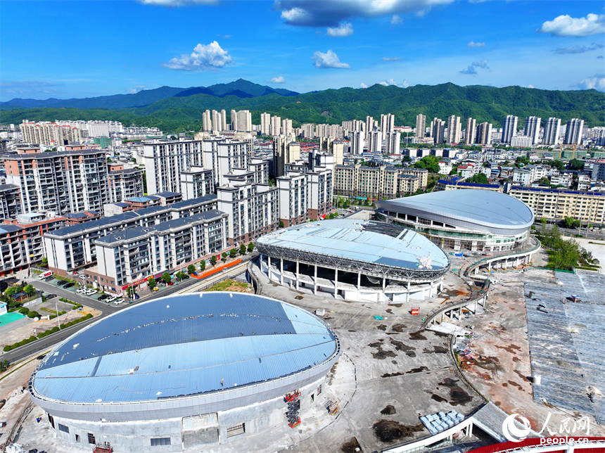 贛州市石城縣西城體育中心項目建設現場，工人冒著高溫在安裝體育場館外立面鋁板。人民網 朱海鵬攝