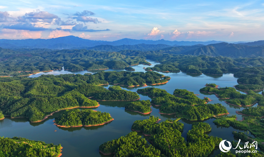 瑞金市日東鄉日東水庫，星羅棋布的小島與碧水、藍天相映成景，構成一幅秀美的生態畫卷。人民網 朱海鵬攝