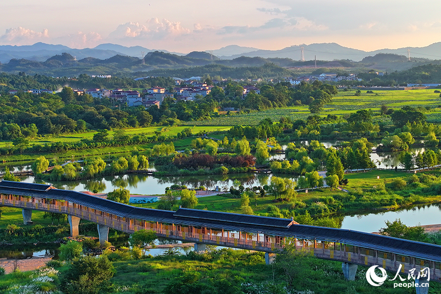 撫州市廣昌縣旴江鎮小港村，旴江河與田園、村莊、橋梁相映成景，宛如一幅秋日山水畫卷。人民網 朱海鵬攝