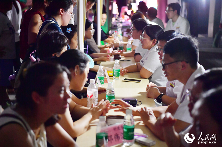 “中醫夜市”上，中醫師為市民和游客提供免費診療和健康咨詢。人民網記者 時雨攝